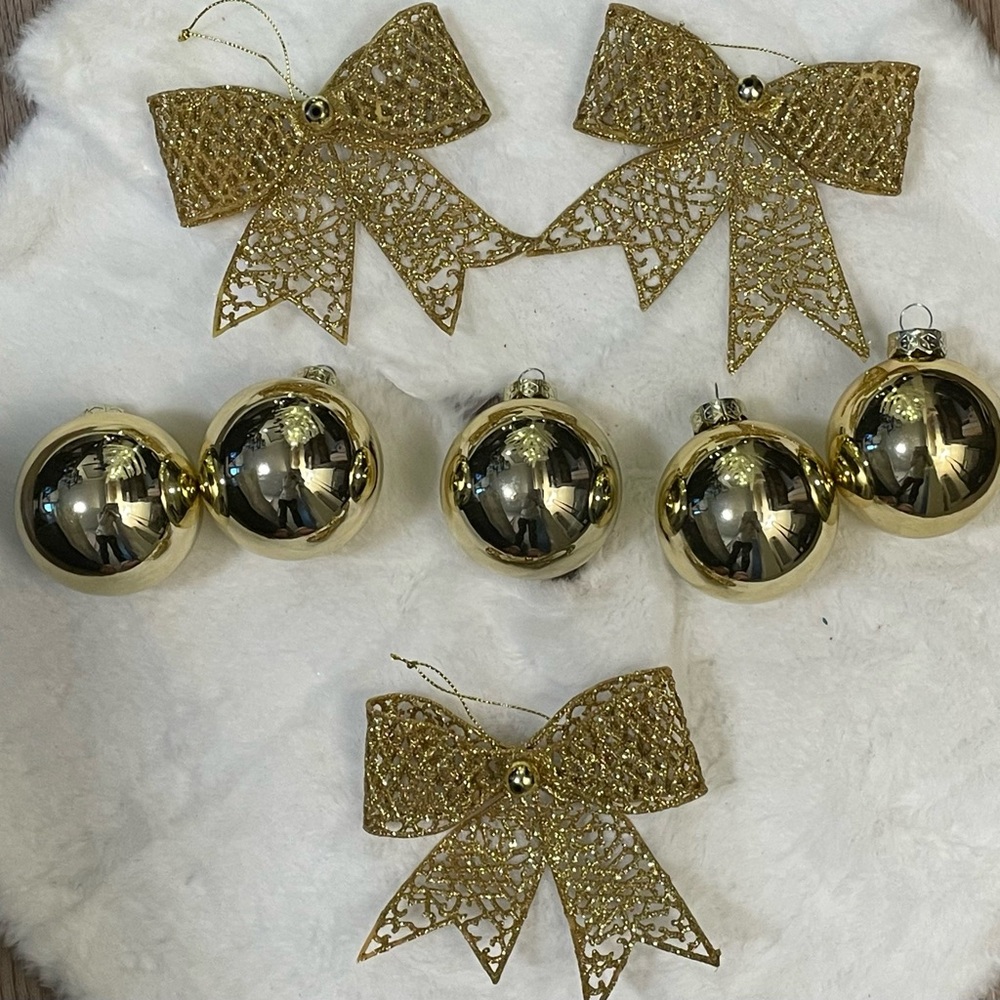Christmas Ornament 5 Gold Shiny Balls and 3 Gold Bows💛🎄